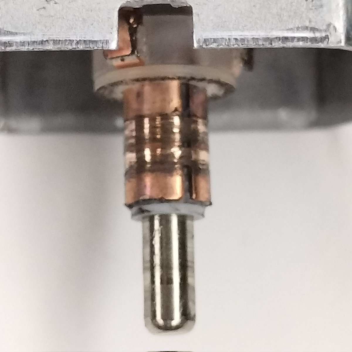 コミュテーターの接写。3分割された銅片が見える