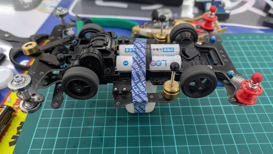 かんたんな慣らし。シャーシを浮かせて電池を入れタイヤを空転させている様子
