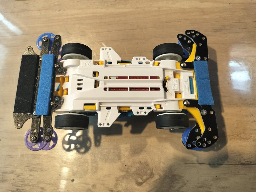 シャーシを裏返し、フロントとリアのプレートに青いブレーキスポンジを貼った状態